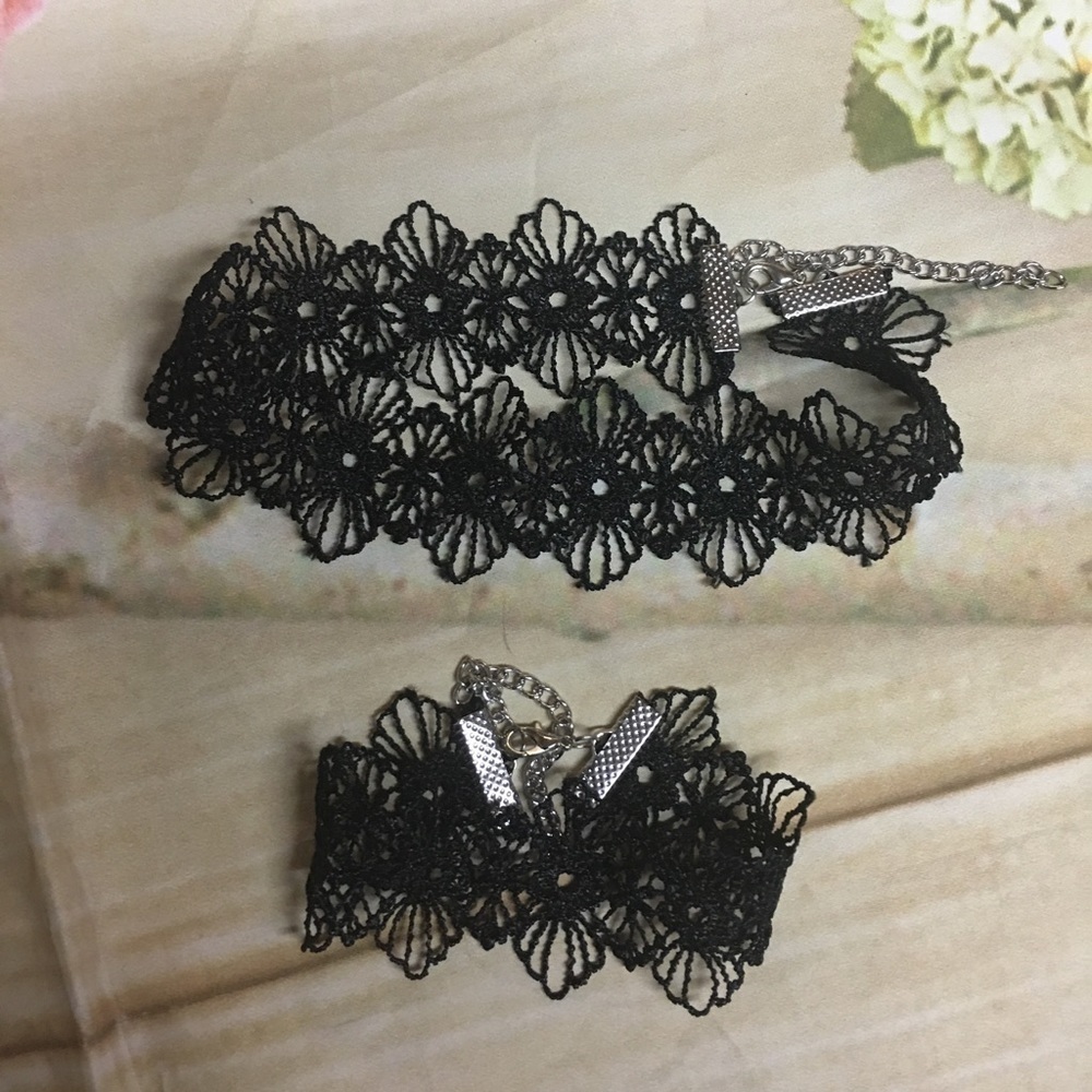 Black Lace choker and bracelet set NIP